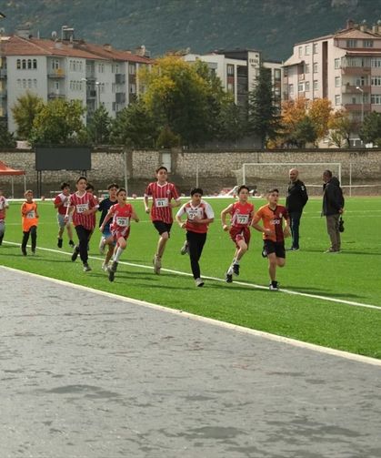 Akşehir'de atletizm şöleni: 42 sporcu ödülüne kavuştu!