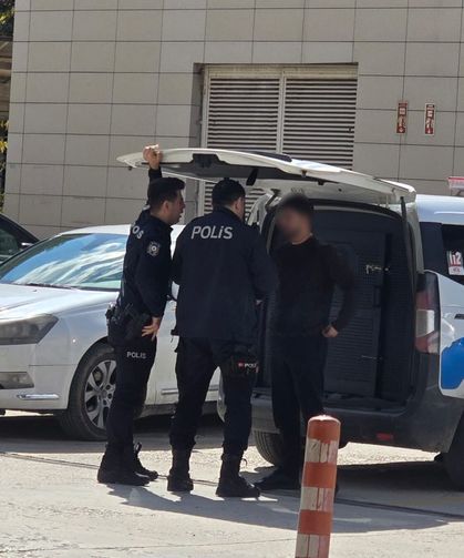 Ortaokulda hareketli dakikalar: Belinde tabancayla okula giren şahıs gözaltına alındı!