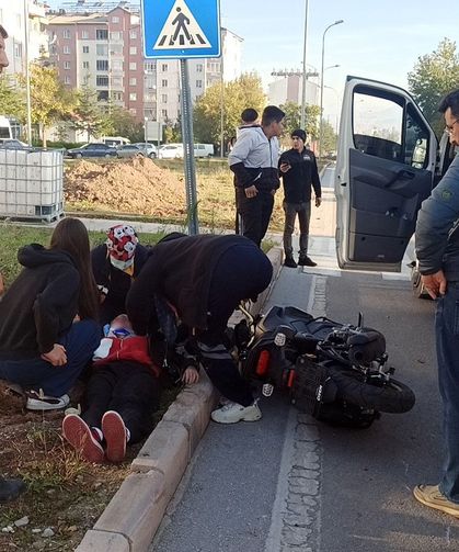 Seydişehir’de motosiklet minibüsle çarpıştı! Motosiklet sürücüsü hastaneye kaldırıldı