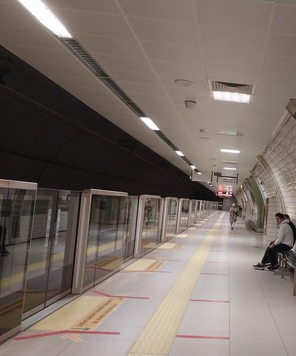 İstanbul metrosunda panik anları: M5 hattında patlama sesleri sonrası seferler durduruldu!