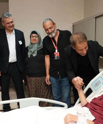Sanatçı Mustafa Yıldızdoğan Konya’da hastalara moral oldu!