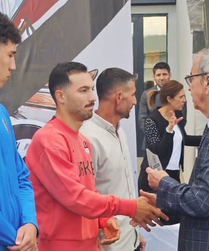 KBB bisikletçisi Yılmaz'a gururlandıran ödül