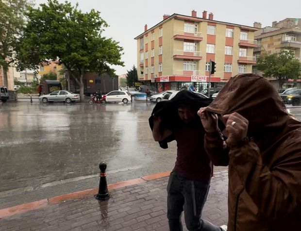 Konya'da ani yağış vatandaşı sevindirdi