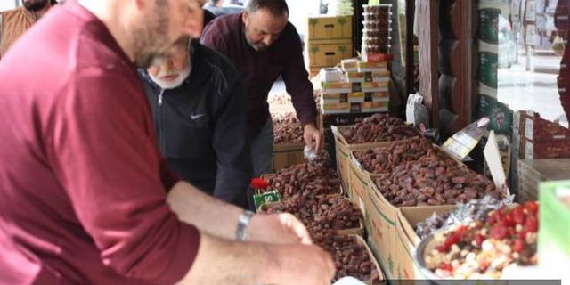 İftarın vazgeçilmezi olan hurma yoğun ilgi görüyor