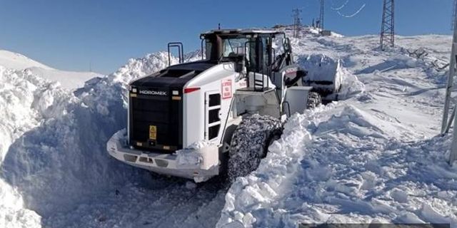 Hakkari'de metrelerce karın bulunduğu üs bölgelerinin yolları açılıyor