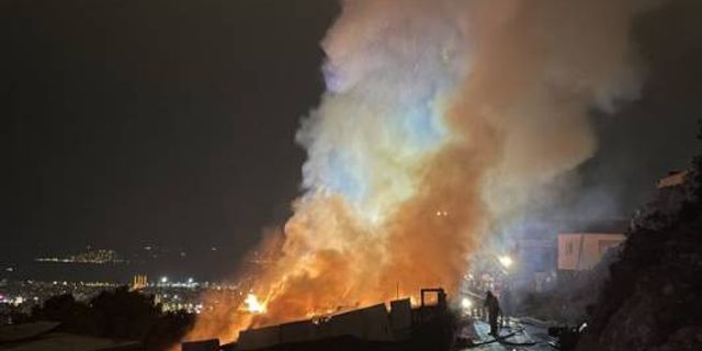 Maltepe'de gecekondu yangını: Alevler geceyi aydınlattı