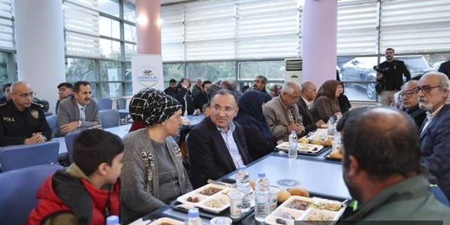 Adalet Bakanı Bekir Bozdağ, Diyarbakır'da depremzedelerle iftar yaptı