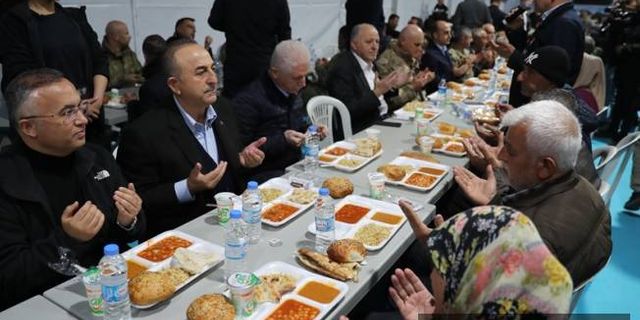 Dışişleri Bakanı Çavuşoğlu, Nurdağı ilçesindeki depremzedelerle iftar yaptı