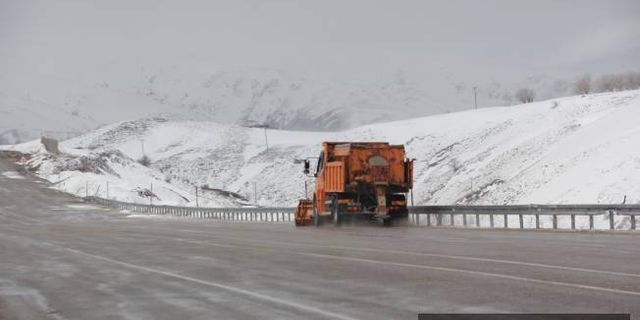 Erzincan - Tunceli kara yolunda kar ve tipi etkili oldu
