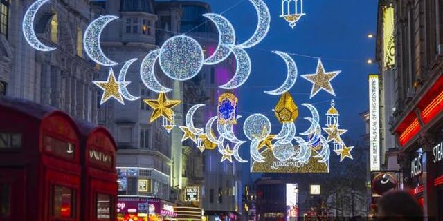 Londra'nın ünlü caddesi ilk kez ramazan dolayısıyla özel olarak aydınlatıldı