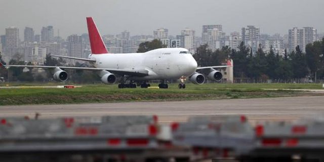 Pakistan'dan deprem bölgesine çadır taşıyan 2 uçak Adana'ya geldi