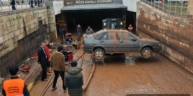 Şanlıurfa'daki selden etkilenen otoparktaki araçlar çıkarılıyor