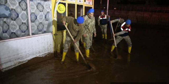 Selden etkilenen Şanlıurfa'da askerler temizlik yaptı