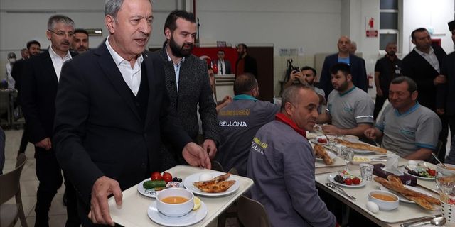 Bakan Akar işçilerle sahurda