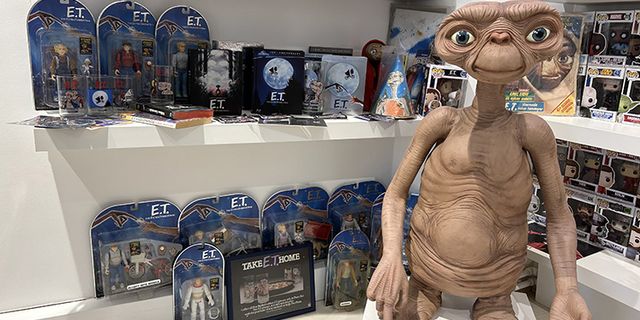 Uzaylı E.T'nin 400 objesini topladı