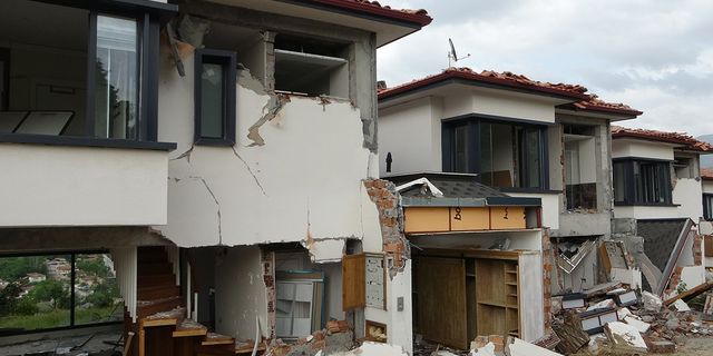Depremin vurduğu milyonluk villalar için yıkım kararı