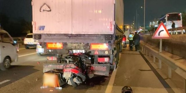 Motosiklet tıra ok gibi saplandı