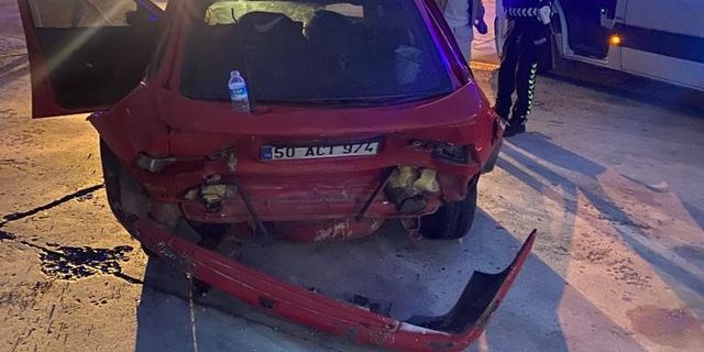 Afyon-Konya yolunda iki otomobil çarpıştı: Yaralılar var