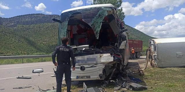 Konya'da yolcu otobüsü ile temizlik aracı çarpıştı