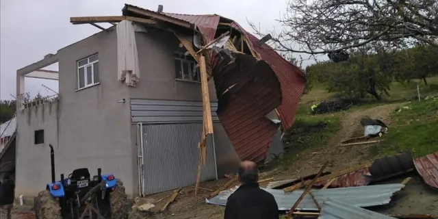 Kahramanmaraş’ta fırtına nedeniyle bazı evlerin çatıları zarar gördü