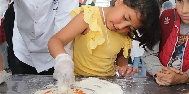 Depremzede çocuk şefler "iyileştiren pizza" için iş başında