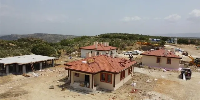 Hatay'da köy tipi afet evlerinin yapımı sürüyor