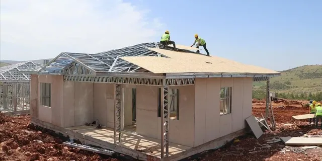 Depremzedeler için çelik konstrüksiyonlu köy evleri inşa ediliyor