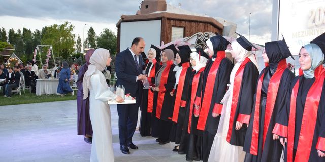 Mahmut Sami Ramazanoğlu AİHL’de mezuniyet sevinci
