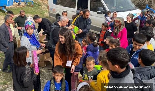 Bitlis'te gönüllü öğretmenlerin topladığı 15 bin oyuncak depremzede çocuklara hediye edildi