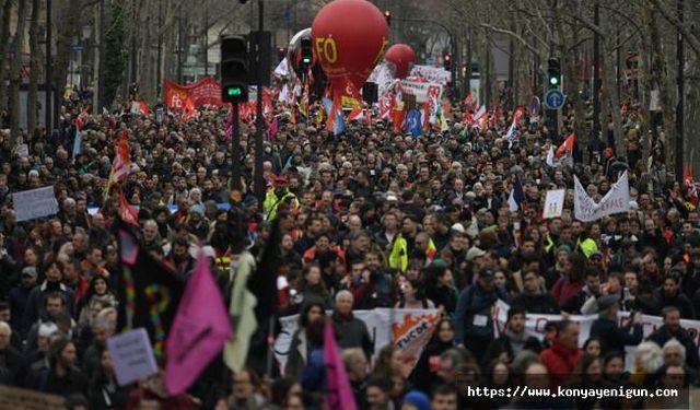 Fransa'da emeklilik reformunun mecliste oylanmadan kabulü uluslararası basında geniş yer buldu