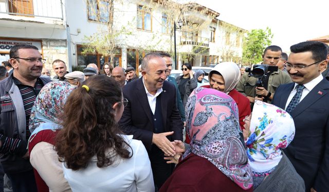 Çavuşoğlu, vatandaşlarla bayramlaştı