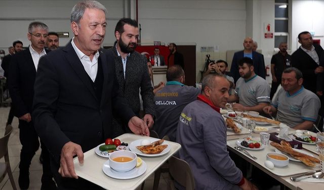 Bakan Akar işçilerle sahurda