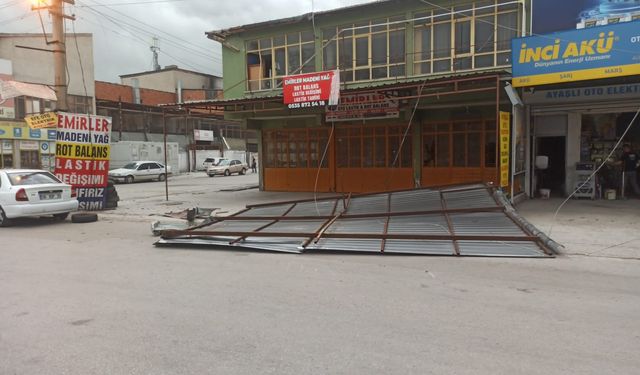Fırtına çatıları uçurdu!