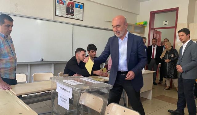 Başkan Angı ve Milletvekili Özboyacı oyunu kullandı