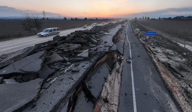Hatay'da depremin yıktığı yollar onarılıyor