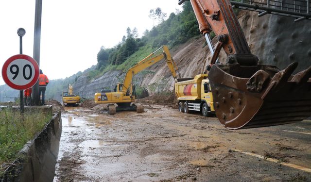 Bolu Dağı Tüneli’nde heyelanın temizlik çalışmaları sürüyor