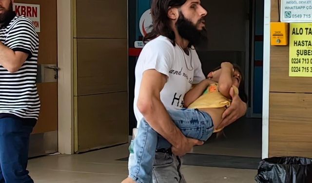 Koşarken gözüne bıçak saplandı