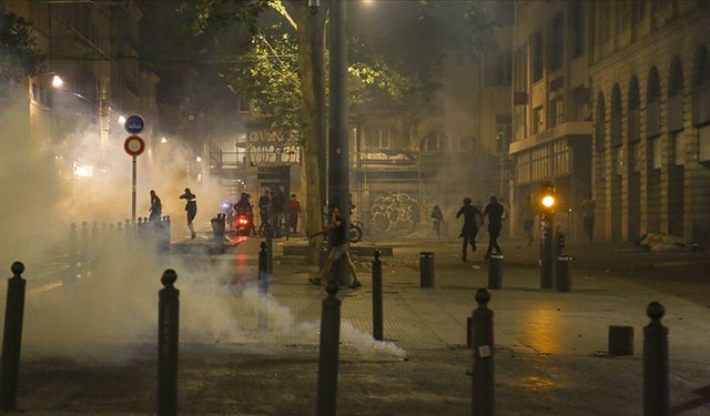 Fransa'da aşırı sağcı grup biber gazıyla dağıtıldı