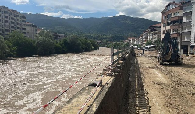 Zonguldak'ta sel felaketinin izleri temizleniyor