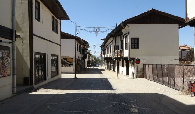 Depremin vurduğu o cadde sessizliğe gömüldü