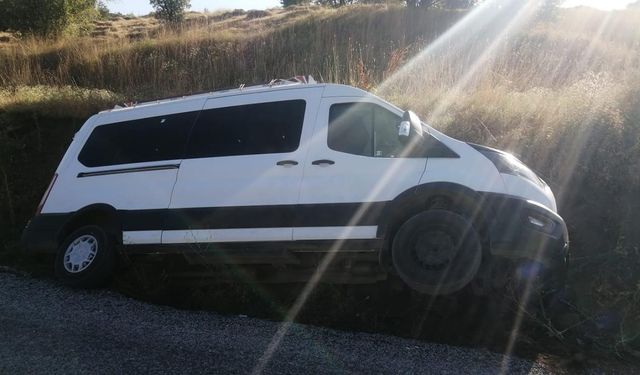 Kontrolden çıkan minibüs devrildi: 12 yaralı