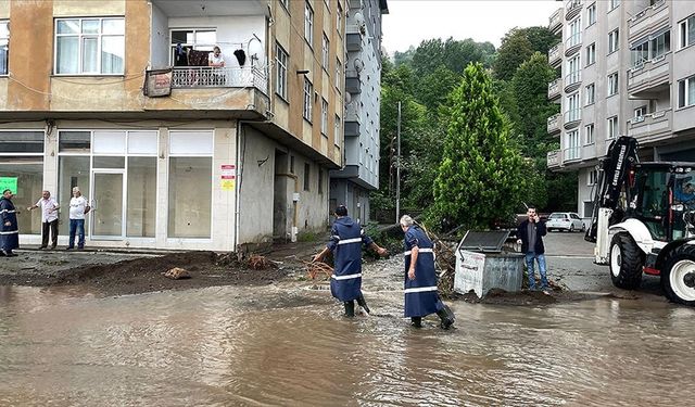 Rize'de şiddetli yağış hayatı olumsuz etkiledi