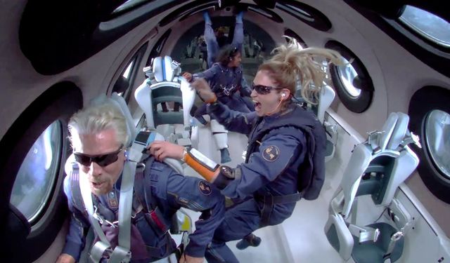 Virgin Galactic uzaya ilk kez turist taşıdı