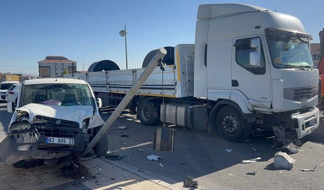 TIR ile ticari araç çarpıştı: 2 yaralı