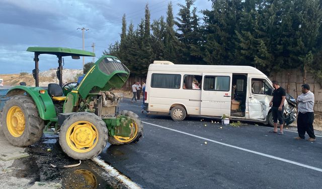 Minibüs ile traktör çarpıştı: 5 yaralı