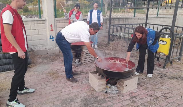 Domatesleri salça yapıp ihtiyaç sahiplerine ulaştırdılar