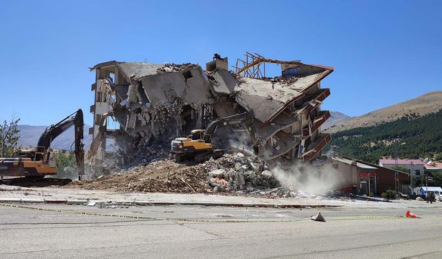 Adıyaman'da ağır hasarlı binalar yıkılıyor