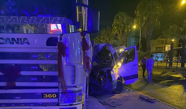 Tur minibüsü kamyona çarptı: 1 ölü, 11 yaralı