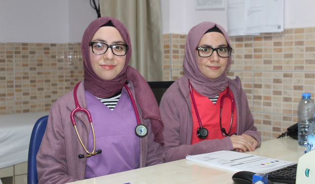 Tek yumurta ikizleri görenleri şaşırtıyor