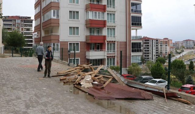 Edirne'de ağaçlar devrildi, binaların çatısı uçtu